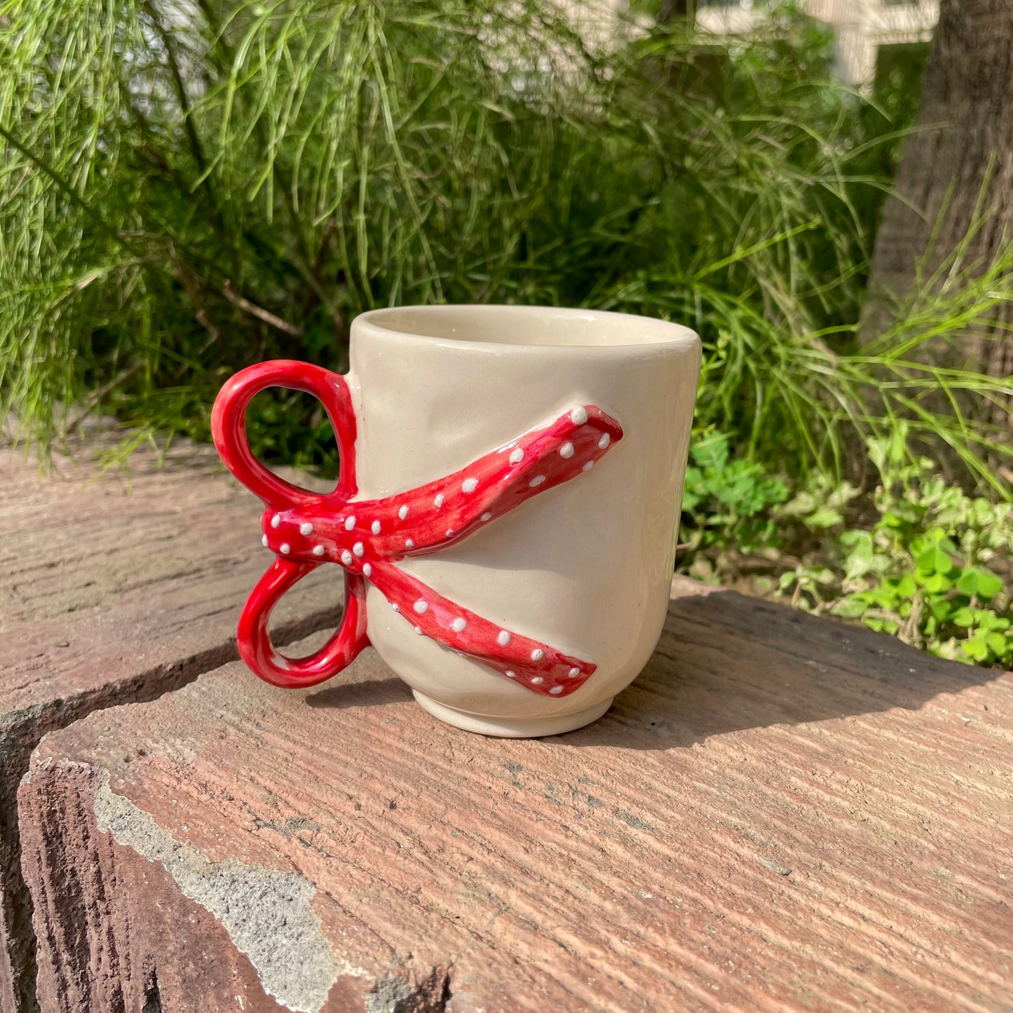 Red ribbon hug coffee mug