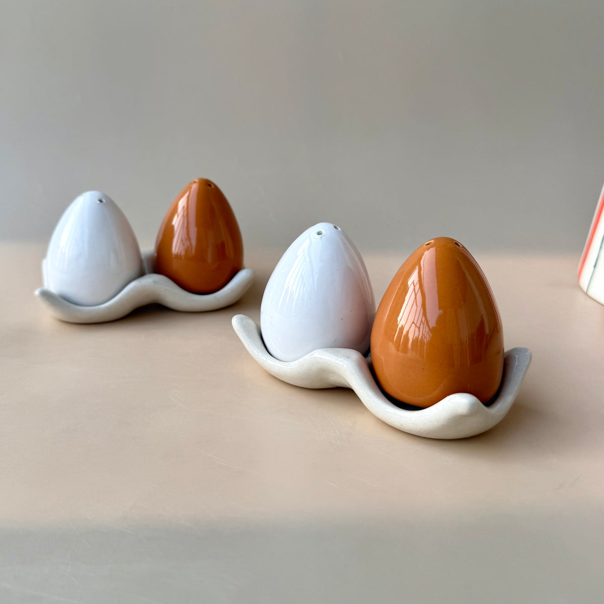 Egg Salt & Pepper shaker set