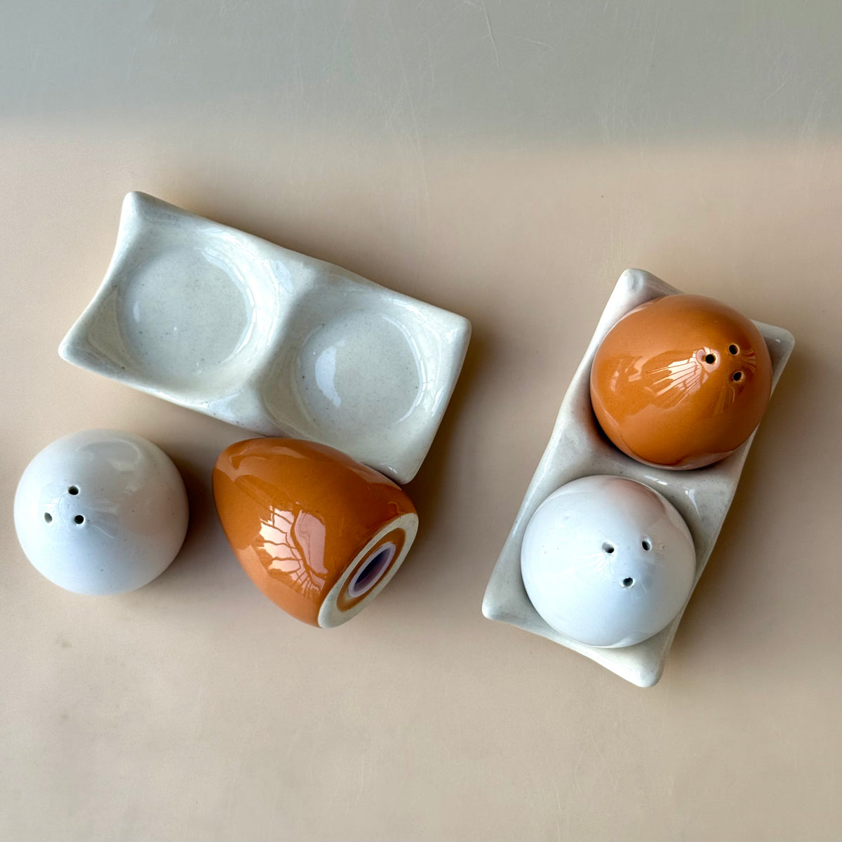 Egg Salt & Pepper shaker set