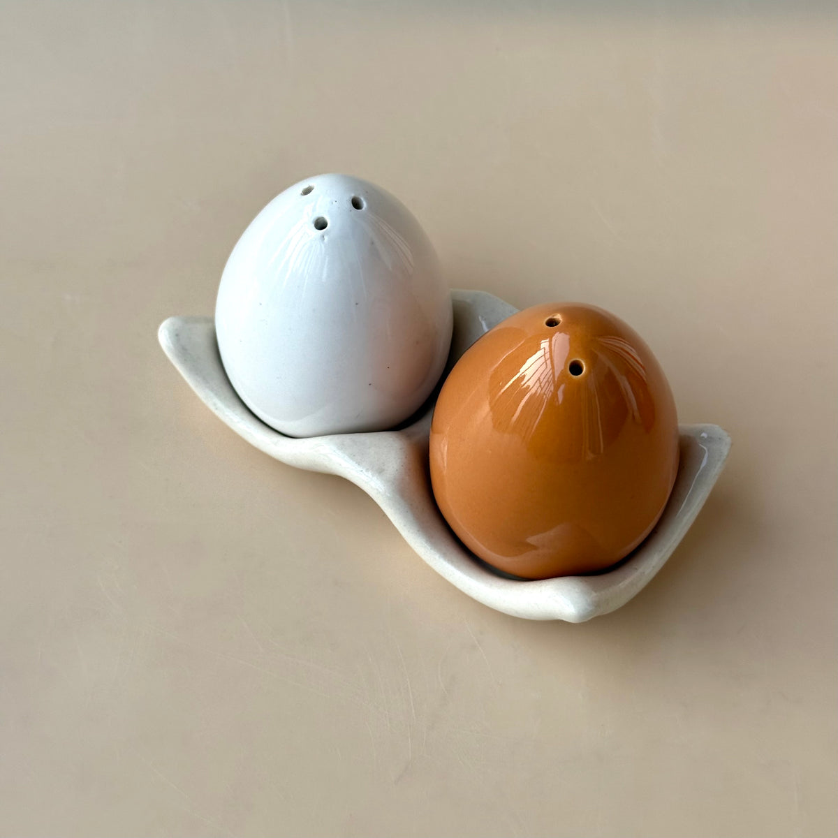 Egg Salt & Pepper shaker set