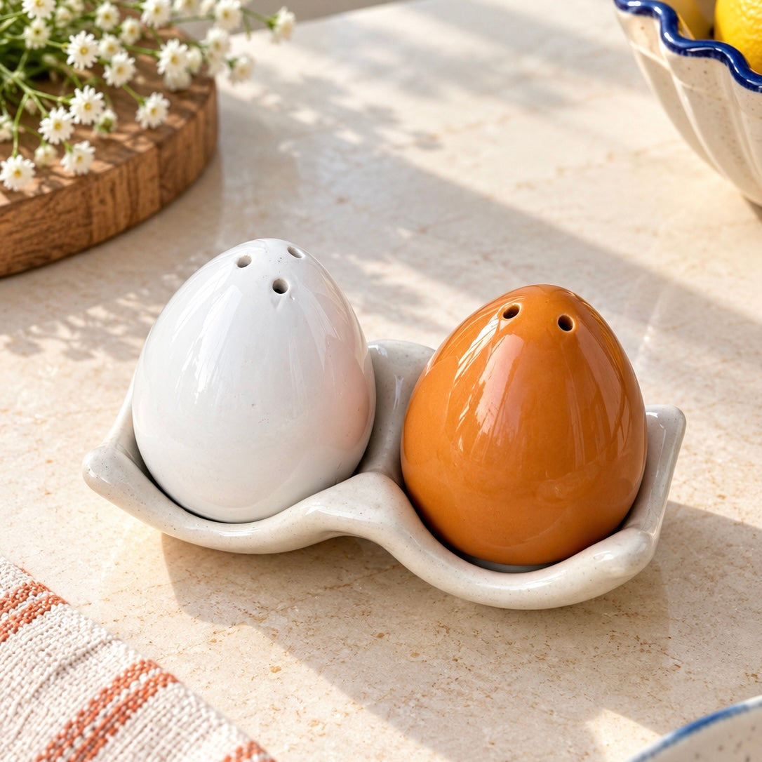 Egg Salt & Pepper shaker set