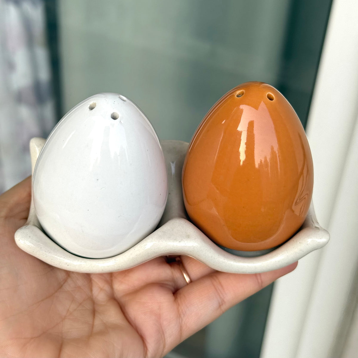 Egg Salt & Pepper shaker set