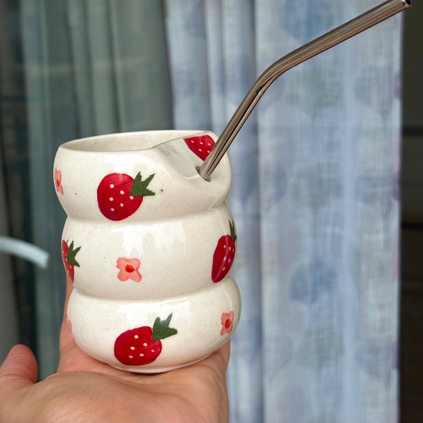 Strawberry bubble sipper (cum tumbler) with straw